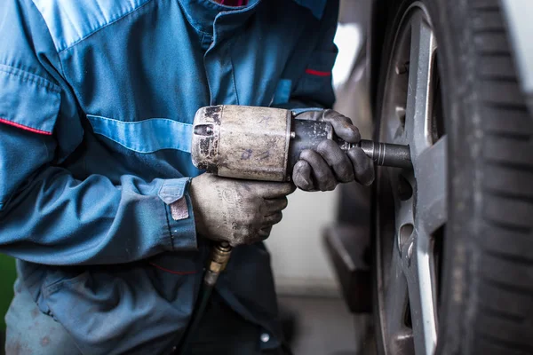 Mecânico Que Muda Uma Roda Carro Moderno Cor Tonificada Imagem — Fotografia de Stock