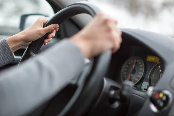 Les Mains Conducteur Conduisant Une Voiture Sur Une Autoroute Image — Photo