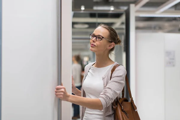 Hübsche Junge Frau Bei Der Auswahl Der Richtigen Möbel Für — Stockfoto