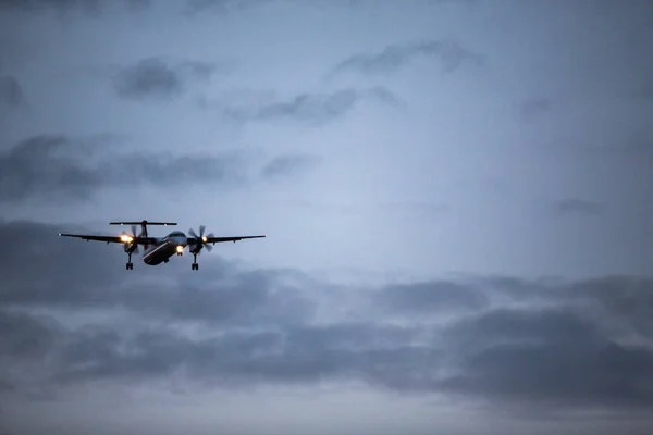 Passagerarflygplan Som Flyger Molnen — Stockfoto