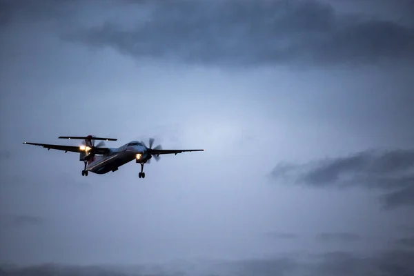 Avion Ligne Volant Dans Les Nuages — Photo