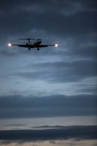 雲の中を旅する旅客機 — ストック写真