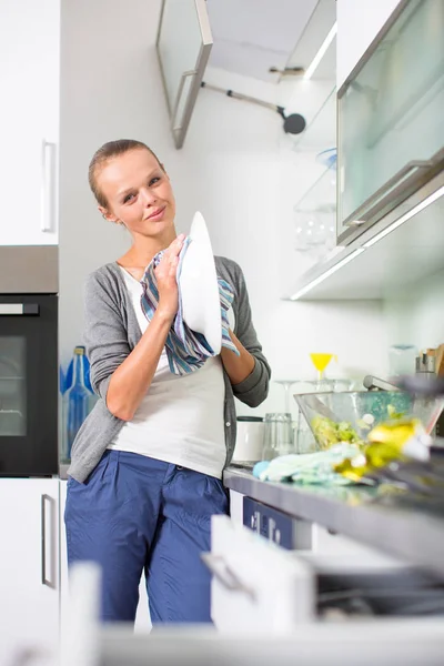 Jovem Mulher Lavando Pratos Sua Cozinha Moderna Usando Uma Máquina — Fotografia de Stock