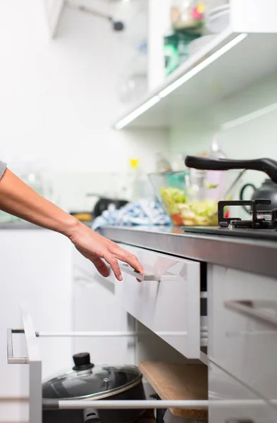 Молодая Женщина Моет Посуду Своей Современной Кухне Используя Посудомоечную Машину — стоковое фото