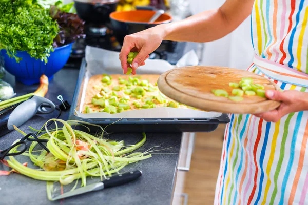 Junge Frau Kocht Ihrer Modernen Küche Flache Dof Farbig Getöntes — Stockfoto