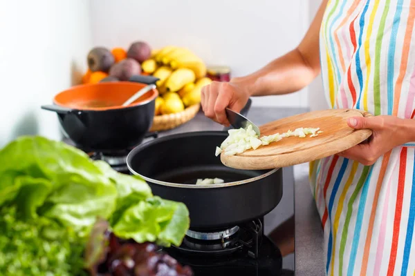 Jovem Cozinhando Sua Cozinha Moderna Dof Rasa Cor Tonificada Imagem — Fotografia de Stock