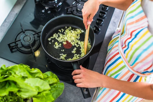 Jonge Vrouw Koken Haar Moderne Keuken Ondiepe Dof Gestemde Kleurenafbeelding — Stockfoto