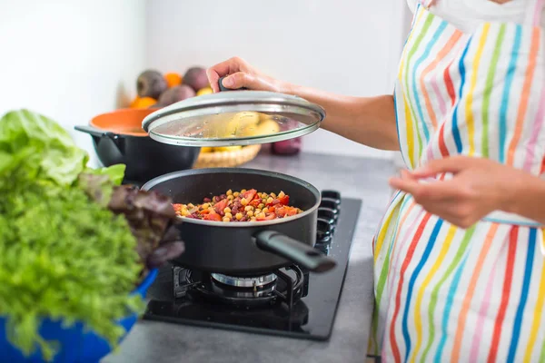 Jonge Vrouw Koken Haar Moderne Keuken Ondiepe Dof Gestemde Kleurenafbeelding — Stockfoto