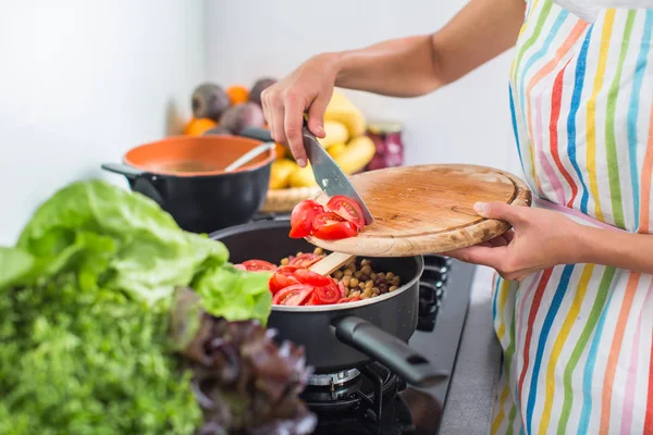 Jovem Cozinhando Sua Cozinha Moderna Dof Rasa Cor Tonificada Imagem — Fotografia de Stock