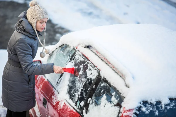 Ung Kvinna Rengöring Hennes Bil Från Snö Och Frost Vintermorgon — Stockfoto