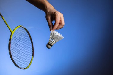 Badminton raketi ve mekik horozu yakın plan