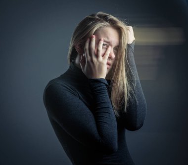 Genç kadın bir şiddetli mide ağrısı/depresyon/anksiyetesi