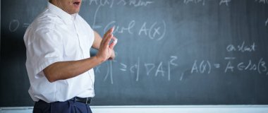 Matematik öğretimi, tahtaya yazma kıdemli erkek öğretmen
