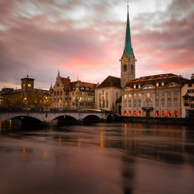Zürih, İsviçre - Limmat nehri manzaralı eski kasaba