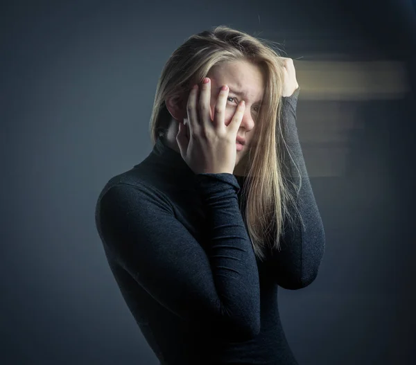 Ung Kvinna Lider Svår Mage Smärta Depression Ångest — Stockfoto