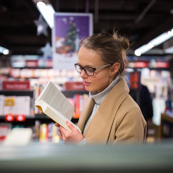 Красивая Молодая Женщина Выбирает Хорошую Книгу Покупки Книжном Магазине — стоковое фото
