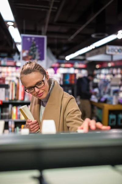 Mujer Joven Bonita Eligiendo Buen Libro Para Comprar Una Librería — Foto de Stock