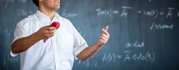 Старший Вчитель Чоловічої Статі Викладає Математику Пишучи Дошці — стокове фото