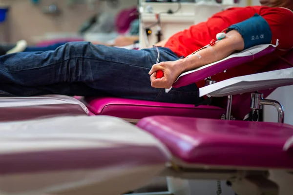Junge Frau Spendet Blut Modernem Krankenhaus — Stockfoto