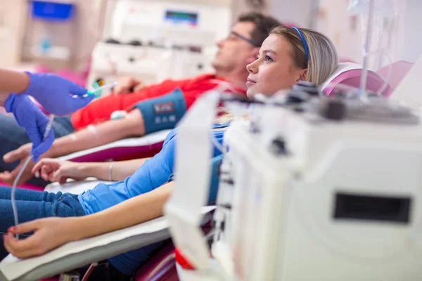 Mujer Joven Donando Sangre Hospital Moderno — Foto de Stock
