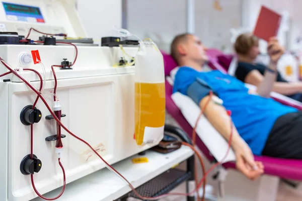 現代の病院で血を与える人々 — ストック写真