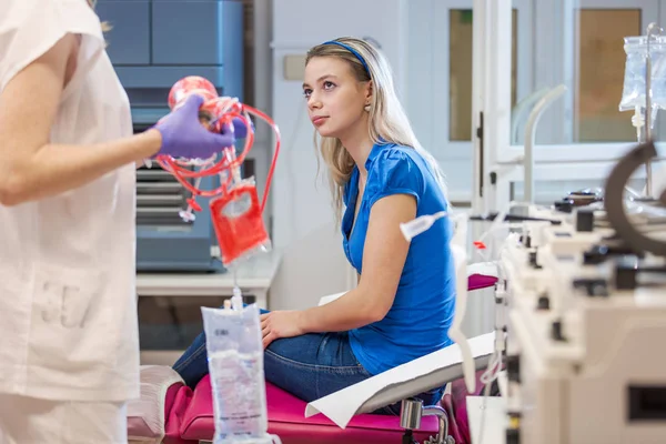 現代の病院 カレント輸血部看護師による通知で血を与える若い女性 — ストック写真