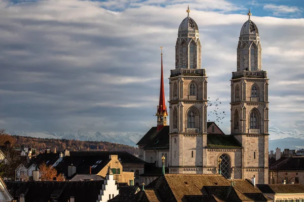 Zurigo Svizzera Veduta Della Chiesa Grossmunster Con Bellissime Montagne Sullo — Foto Stock