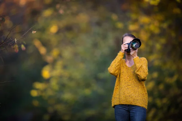 漂亮的女摄影师在一个可爱的秋日在户外拍照 浅薄的 Dof 彩色色调的图像 — 图库照片
