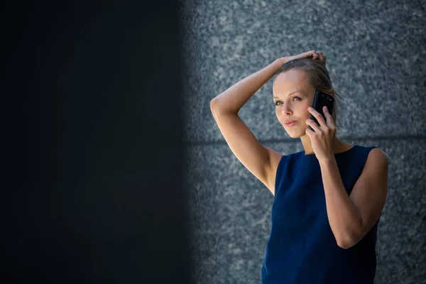 マンハッタンの近代的な建物の前で電話で話しているかなり若いビジネスマンの女性 浅いDof カラートーンの画像 — ストック写真
