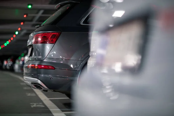 Yeraltı Garajı Bir Sürü Araçlı Modern Otopark Perspektif — Stok fotoğraf