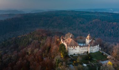 Kyburg kalesi Zürih ve Winterthur, İsviçre arasında yer almaktadır.