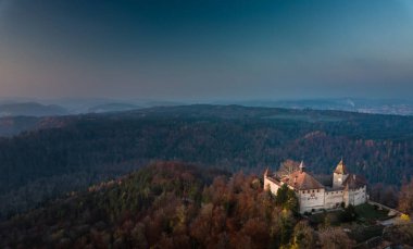 Kyburg kalesi Zürih ve Winterthur, İsviçre arasında yer almaktadır.