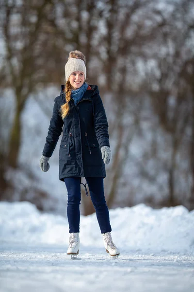 Junge Frau Beim Eislaufen Freien Auf Einem Teich Einem Eisigen — Stockfoto