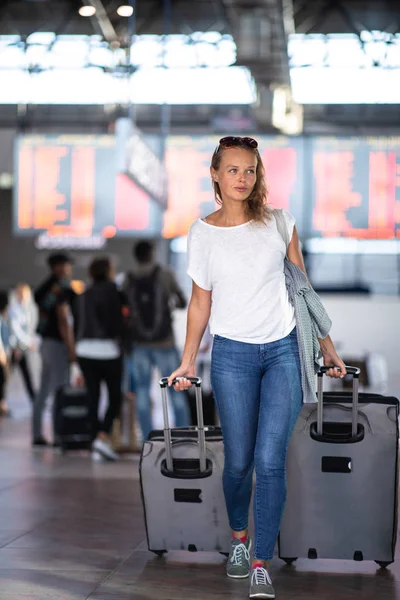 Молодая Женщина Своим Багажом Международном Аэропорту Прежде Пройти Регистрацию Проверку — стоковое фото