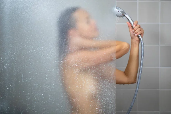 Mujer Tomando Una Larga Ducha Caliente Lavándose Cabello Baño Diseño — Foto de Stock