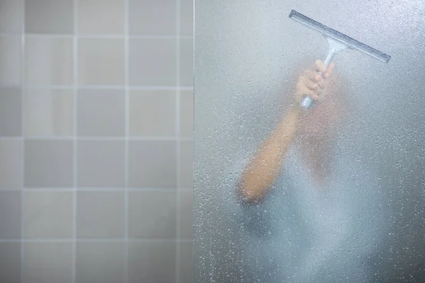 Mujer Tomando Una Larga Ducha Caliente Lavándose Cabello Baño Diseño —  Fotos de Stock