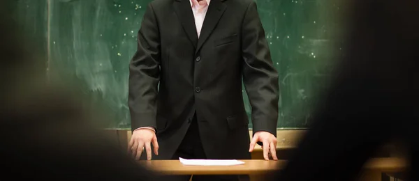 Lehrer Anzug Vor Einer Tafel Einem Klassenzimmer — Stockfoto