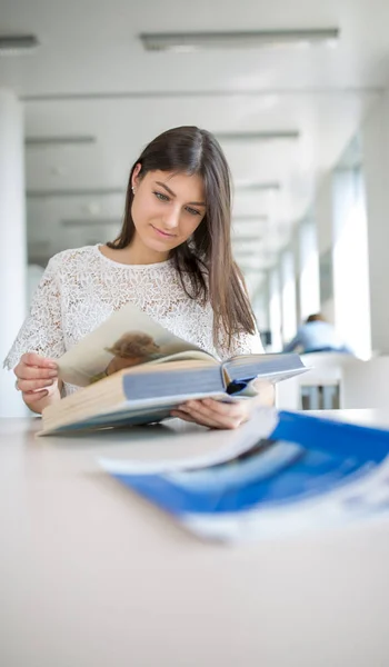 Estudiante Universitaria Joven Bonita Leyendo Libro Biblioteca Estudiando Para Examen —  Fotos de Stock