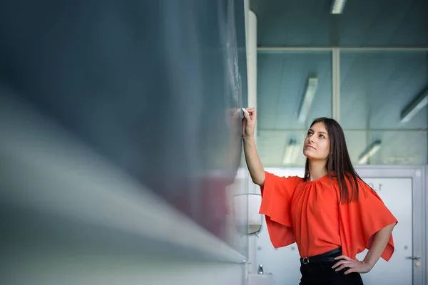 Jolie Jeune Étudiant Écrivant Sur Tableau Tableau Noir Pendant Cours — Photo