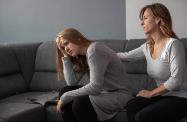 Depresyondaki genç, endişeli annesi tarafından tedavi ediliyor.