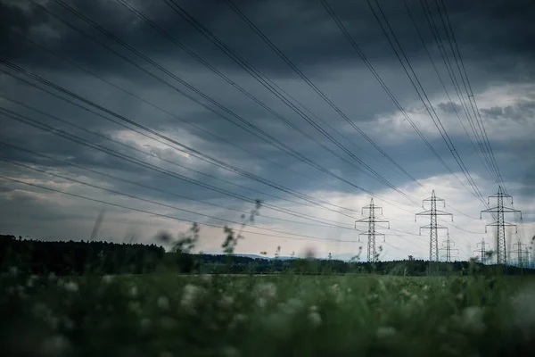 Hoogspanningsleidingen Elektriciteitsdistributiestation Hoogspanning Elektrische Transmissietoren Landschap — Stockfoto