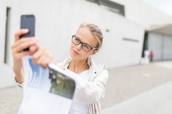 Krásná Ženská Turistické Fotografování Selfie Při Návštěvě Cizí Město Jeho — Stock fotografie
