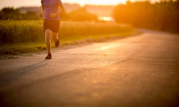 ジョギング トレーニング幸福概念上で実行の男性アスリート ランナー — ストック写真