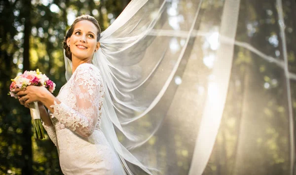 Brunette Noiva Moda Vestido Noiva Branco Com Maquiagem Dia Casamento — Fotografia de Stock