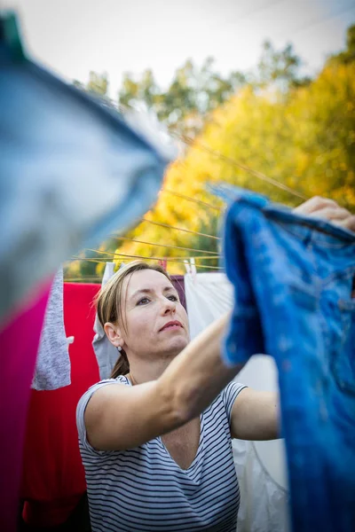 Νεαρή Γυναίκα Βάζει Πλυντήριο Ρούχων Ένα Σχοινί Στον Κήπο Της — Φωτογραφία Αρχείου