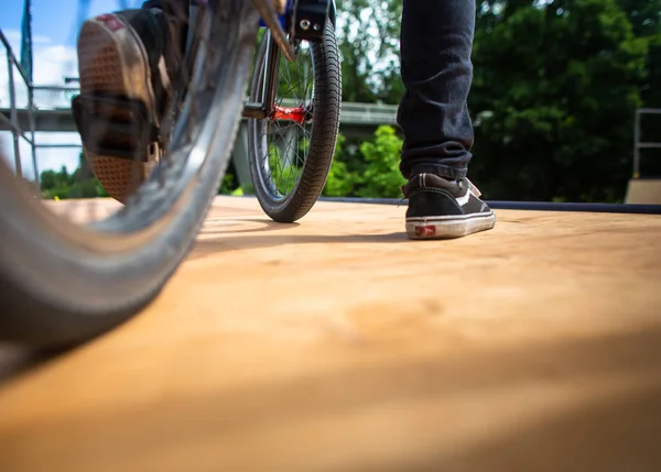 Junger Mann Mit Seinem Fahrrad Auf Einer Rampe Gerade Dabei — Stockfoto