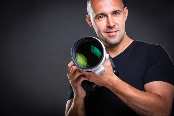 Joven Fotógrafo Profesional Masculino Estudio Durante Una Sesión Fotos Imagen —  Fotos de Stock