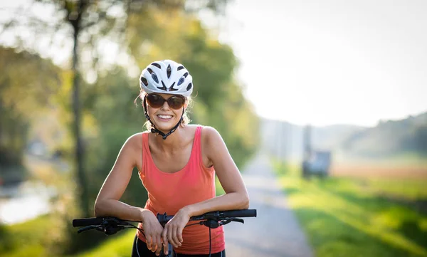 Söt Ung Kvinna Cykla Mountainbike Njuter Hälsosam Aktiv Livsstil Utomhus — Stockfoto