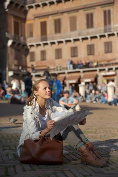 Πανέμορφη Γυναίκα Τουρίστρια Χάρτη Που Ανακαλύπτει Μια Ξένη Πόλη Ρηχή — Φωτογραφία Αρχείου