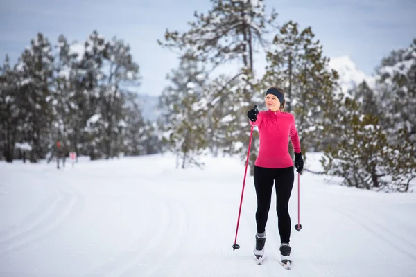 Narciarstwo Biegowe Zimowy Dzień Młoda Kobieta Jeździ Nartach Biegowych — Zdjęcie stockowe